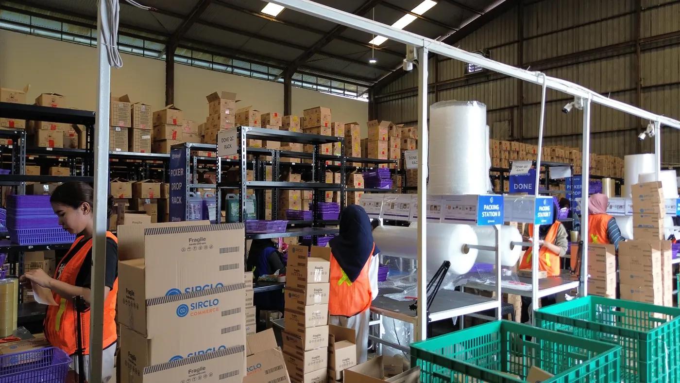 Packing station di gudang fulfillment Biteship