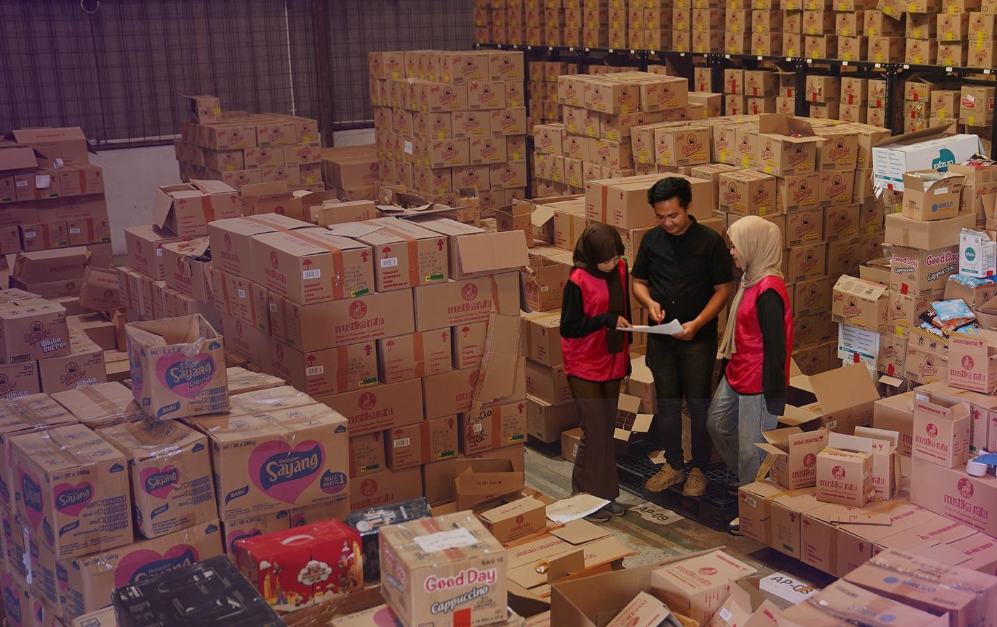 Area gudang Biteship dengan rak penyimpanan dan paket siap kirim