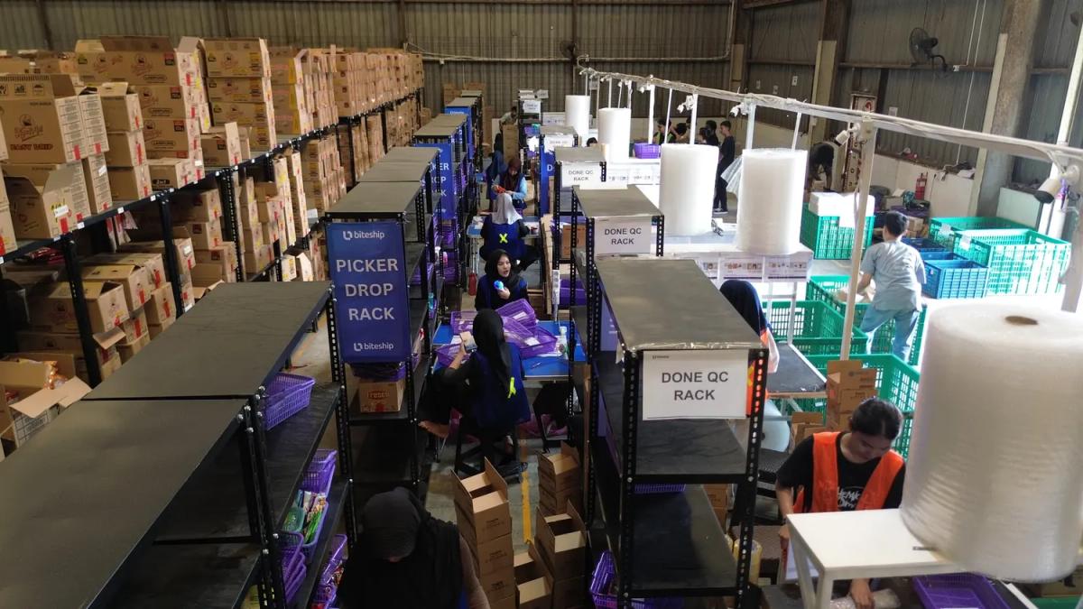 Area pick, QC, dan packing di gudang fulfillment Biteship