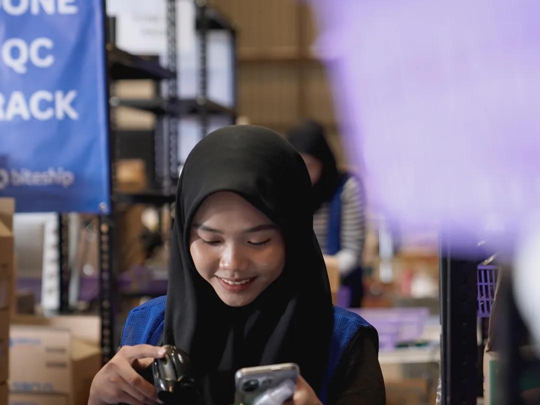 Petugas quality control memeriksa pesanan di gudang fulfillment Biteship