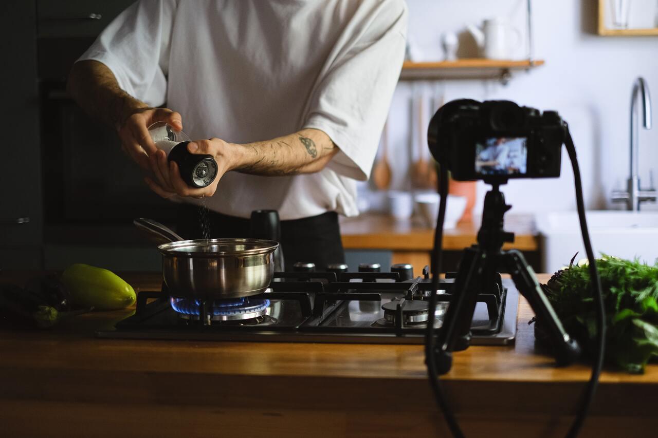 Vlogger: Penjelasan, Jenis, dan Contohnya