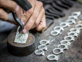 Kerajinan Bahan Keras: Jenis, Contoh, dan Teknik Pembuatannya