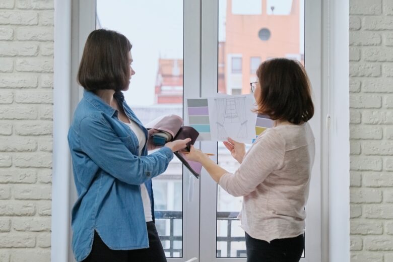 Canvasser: Pengertian, Tugas, dan Perbedaannya dengan Sales