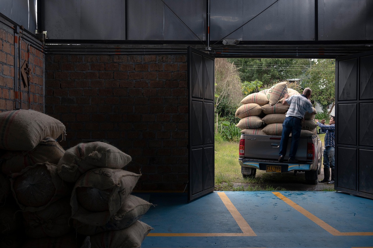 Centralized vs Distributed Warehouse: Mana yang Lebih Efisien?